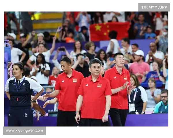 中国女排赛前踩场蔡斌重点演练一攻配合提升进攻效率 中国女排赛前踩场蔡斌重点演练一攻配合提升进攻效率